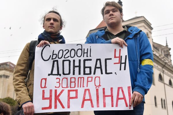 Участники акции Нет Капитуляции против согласования Киевом формулы Штайнмайера по урегулированию в Донбассе на площади Независимости в Киеве Участники акции Нет Капитуляции против согласования Киевом формулы Штайнмайера по урегулированию в Донбассе на площади Независимости в Киеве