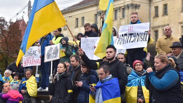 Участники акции Нет Капитуляции против согласования Киевом формулы Штайнмайера по урегулированию в Донбассе на площади Независимости в Киеве Участники акции Нет Капитуляции против согласования Киевом формулы Штайнмайера по урегулированию в Донбассе на площади Независимости в Киеве
