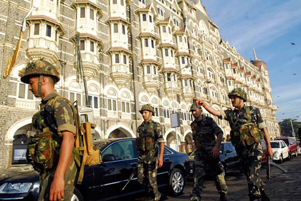 Военные возле гостиницы Taj Hotel, подвергшейся нападению террористов в Мумбаи Военные возле гостиницы Taj Hotel, подвергшейся нападению террористов в Мумбаи