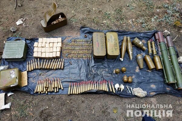 Схрон с оружием, обнаруженный сотрудниками полиции Украины и СБУ в Луганской области Схрон с оружием, обнаруженный сотрудниками полиции Украины и СБУ в Луганской области
