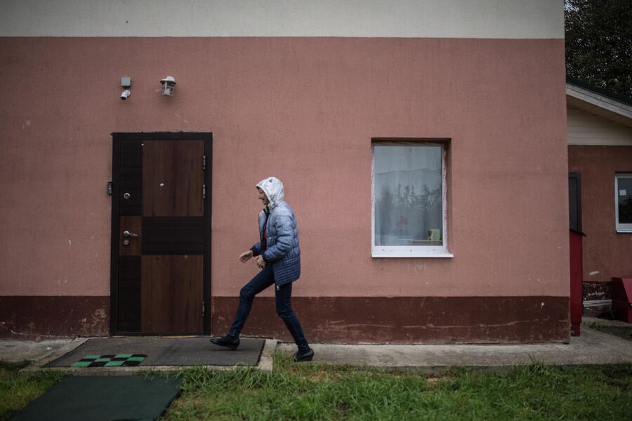 Ирина на входе в центр Ирина на входе в центр