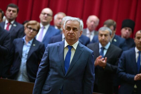 Избранный президент Абхазии Рауль Хаджимба приносит присягу во время церемонии инаугурации в Большом зале заседаний кабинета министров в Сухуме Избранный президент Абхазии Рауль Хаджимба приносит присягу во время церемонии инаугурации в Большом зале заседаний кабинета министров в Сухуме