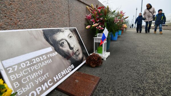 Цветы и свечи на месте гибели политика Бориса Немцова на Большом Москворецком мосту в Москве Цветы и свечи на месте гибели политика Бориса Немцова на Большом Москворецком мосту в Москве