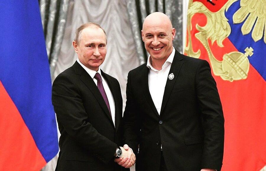 Президент России В.В.Путин и певец Денис Майданов Президент России В.В.Путин и певец Денис Майданов
