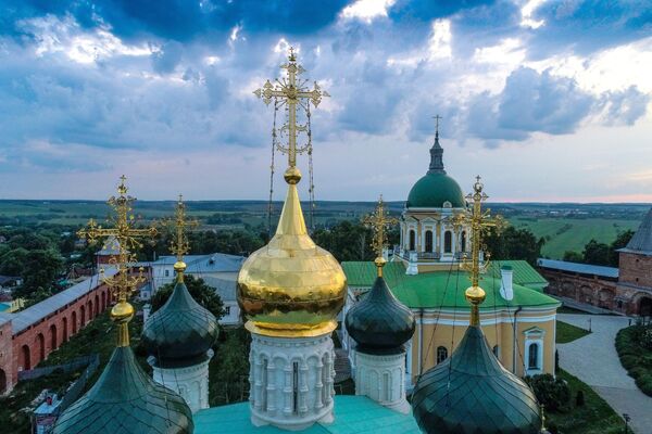 Купола собора Николая Чудотворца на территории государственного музея-заповедника Зарайский кремль Купола собора Николая Чудотворца на территории государственного музея-заповедника Зарайский кремль