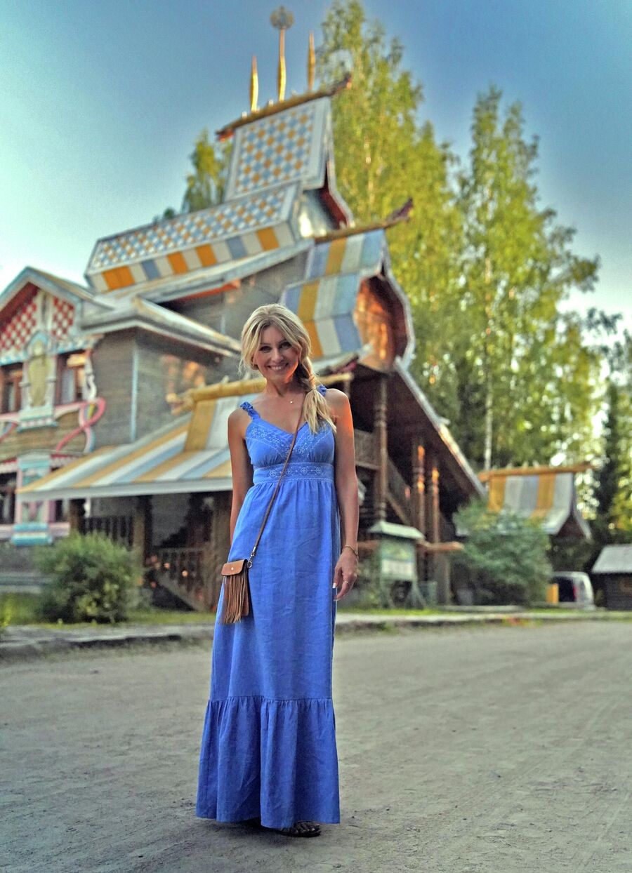 Певица Ирина Нельсон в деревне Мандроги, Россия Певица Ирина Нельсон в деревне Мандроги, Россия