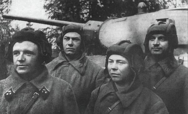 Танковый экипаж Дмитрия Лавриненко (крайний слева). Октябрь 1941 г. Танковый экипаж Дмитрия Лавриненко (крайний слева). Октябрь 1941 г.