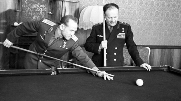 Летчик-космонавт СССР Алексей Архипович Леонов и генерал-лейтенант авиации, помощник Главнокомандующего ВВС по космосу Николай Петрович Каманин играют в бильярд Летчик-космонавт СССР Алексей Архипович Леонов и генерал-лейтенант авиации, помощник Главнокомандующего ВВС по космосу Николай Петрович Каманин играют в бильярд