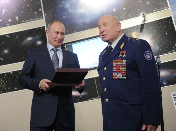 Председатель правительства России Владимир Путин вручает премию правительства России имени Ю.А.Гагарина летчику-космонавту СССР, дважды Герою Советского Союза Алексею Леонову Председатель правительства России Владимир Путин вручает премию правительства России имени Ю.А.Гагарина летчику-космонавту СССР, дважды Герою Советского Союза Алексею Леонову