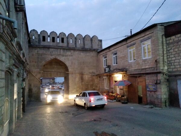 Ворота в Старый Дербент недалеко от крепости Нарын-Кала. Ворота в Старый Дербент недалеко от крепости Нарын-Кала.