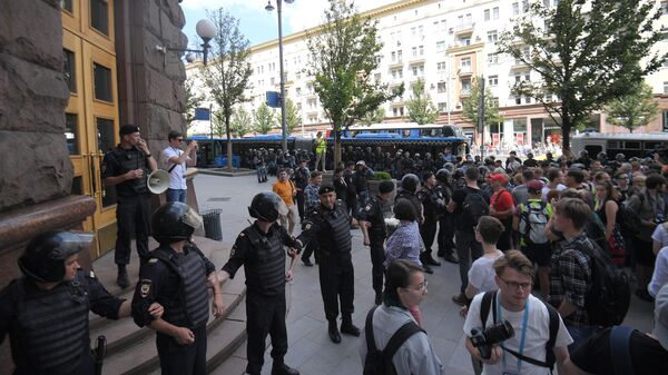 Участники несанкционированной акции в поддержку кандидатов в депутаты Мосгордумы и полиция у здания мэрии Москвы Участники несанкционированной акции в поддержку кандидатов в депутаты Мосгордумы и полиция у здания мэрии Москвы