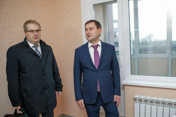 Председатель Воронежской областной Думы Владимир Нетёсов во время осмотра квартиры, предназначенной для реализации программы по расселению аварийного жилого фонда Председатель Воронежской областной Думы Владимир Нетёсов во время осмотра квартиры, предназначенной для реализации программы по расселению аварийного жилого фонда