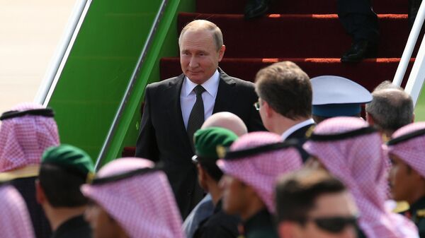 Президент РФ Владимир Путин во время встречи в аэропорту имени короля Халеда в Эр-Рияде Президент РФ Владимир Путин во время встречи в аэропорту имени короля Халеда в Эр-Рияде