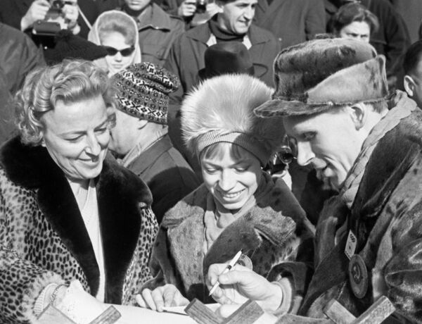 Чемпионы Олимпийских игр по фигурному катанию Людмила Белоусова (в центре) и Олег Протопопов дают автографы Чемпионы Олимпийских игр по фигурному катанию Людмила Белоусова (в центре) и Олег Протопопов дают автографы
