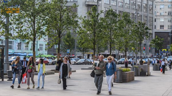 Прохожие на Тверской улице в Москве Прохожие на Тверской улице в Москве