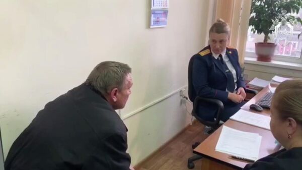 Подозреваемый по делу о прорыве дамбы на допросе Подозреваемый по делу о прорыве дамбы на допросе