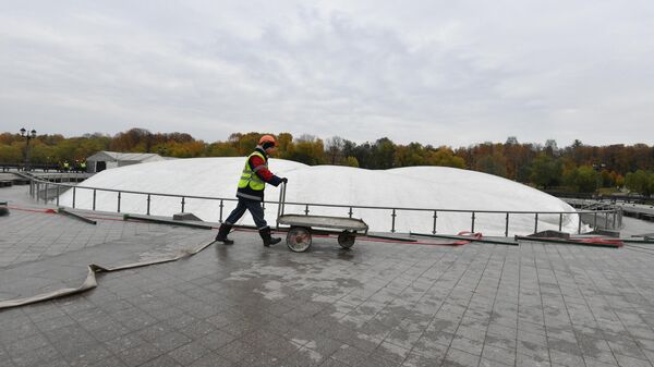 Фонтан в Царицынском парке Москвы Фонтан в Царицынском парке Москвы