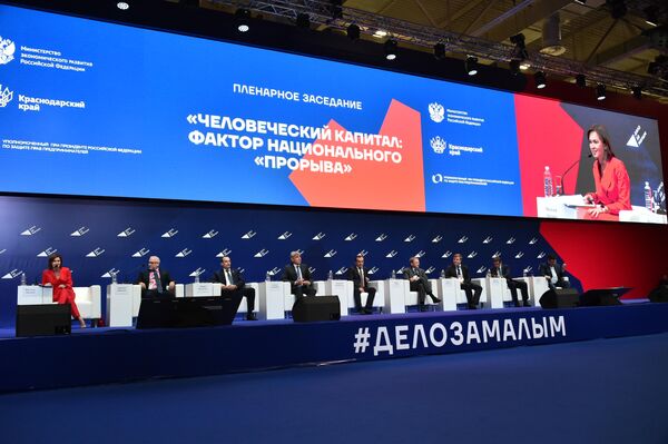 Губернатор Краснодарского края Вениамин Кондратьев в ходе пленарного заседания Человеческий капитал: фактор национального Прорыва отметил, что с каждым годом Дело за малым собирает все больше участников Губернатор Краснодарского края Вениамин Кондратьев в ходе пленарного заседания Человеческий капитал: фактор национального Прорыва отметил, что с каждым годом Дело за малым собирает все больше участников