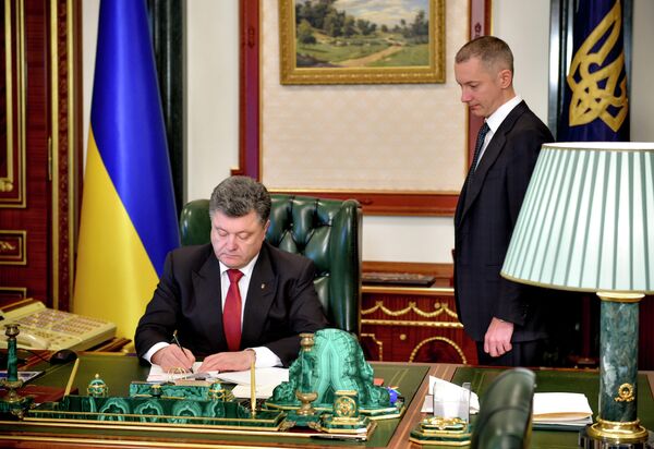 Президент Украины Петр Порошенко подписывает Закон о люстрации. 2014 год Президент Украины Петр Порошенко подписывает Закон о люстрации. 2014 год