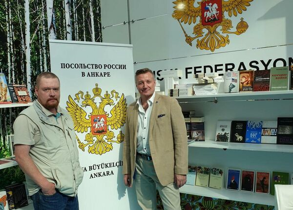 Писатели Андрей Мартьянов и Вадим Панов на российском стенде Анкарской книжной выставки Писатели Андрей Мартьянов и Вадим Панов на российском стенде Анкарской книжной выставки