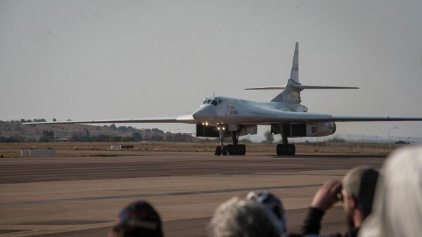 Посадка одного из двух российских бомбардировщиков Ту-160 на военной базе в Претории, Южная Африка Посадка одного из двух российских бомбардировщиков Ту-160 на военной базе в Претории, Южная Африка