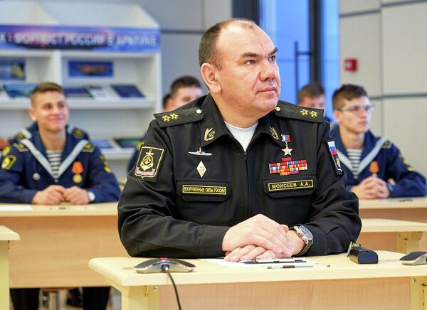 Вице-адмирал Александр Моисеев во время Всероссийского географического диктанта Вице-адмирал Александр Моисеев во время Всероссийского географического диктанта