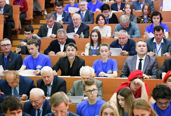 Участники Всероссийского географического диктанта в Шуваловском корпусе Московского государственного университета (МГУ) имени М. В. Ломоносова в Москве Участники Всероссийского географического диктанта в Шуваловском корпусе Московского государственного университета (МГУ) имени М. В. Ломоносова в Москве