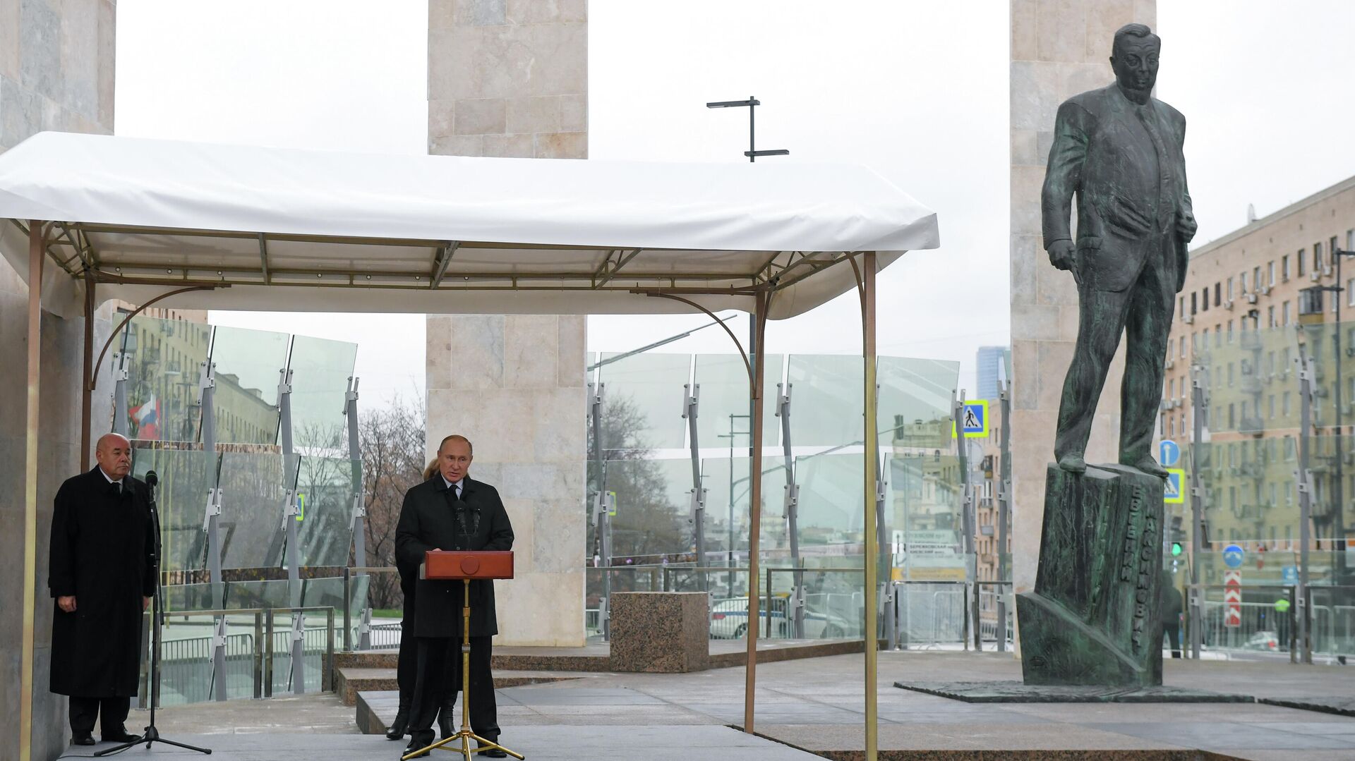 памятник примакову на смоленской площади в москве