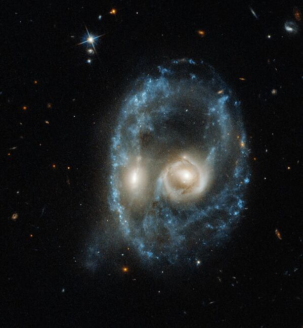 Галактики из Призрачного следа, заснятые телескопом Hubble Галактики из Призрачного следа, заснятые телескопом Hubble