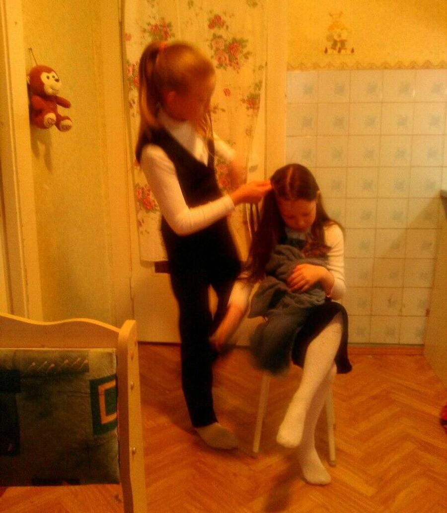 Полина и Яна делают прически Полина и Яна делают прически