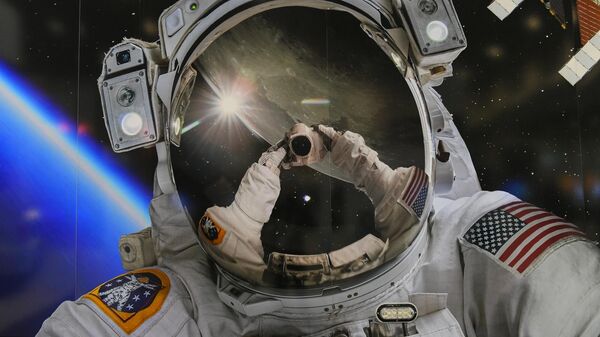 Скафандр астронавта NASA на выставке в рамках Международный конгресс астронавтики в Вашингтоне Скафандр астронавта NASA на выставке в рамках Международный конгресс астронавтики в Вашингтоне