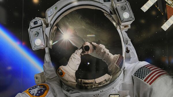 Скафандр астронавта NASA на выставке в рамках Международный конгресс астронавтики в Вашингтоне Скафандр астронавта NASA на выставке в рамках Международный конгресс астронавтики в Вашингтоне