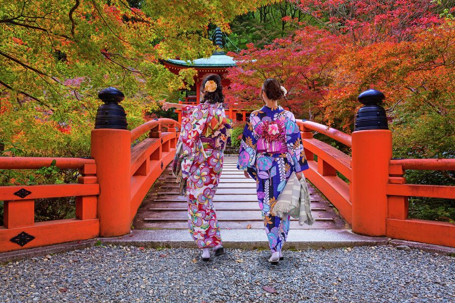 Женщины в традиционных японских кимоно, возле храма Фусими Инари в Киото, Япония