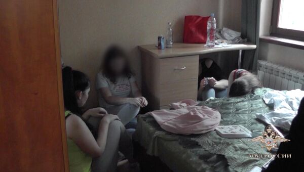 В Иваново полицейские задержали 9 подозреваемых в более чем 50 кражах, совершенных по телефону под видом банковских служащих В Иваново полицейские задержали 9 подозреваемых в более чем 50 кражах, совершенных по телефону под видом банковских служащих