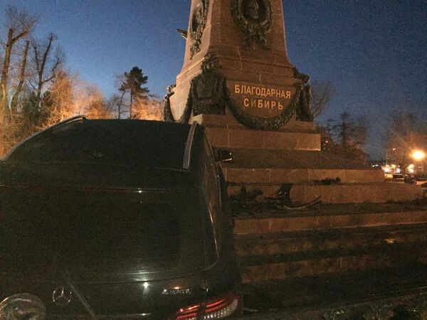 На месте ДТП с участием автомобиля Mercedes-Benz, который врезался в памятник Александру Третьему в Иркутске На месте ДТП с участием автомобиля Mercedes-Benz, который врезался в памятник Александру Третьему в Иркутске