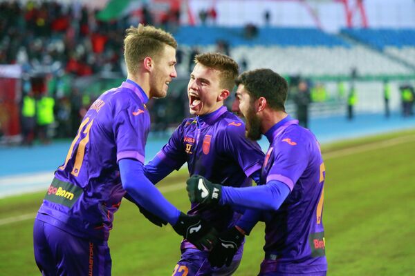 Игроки ФК Уфа Ловро Бизяк, Артём Голубев и Азер Алиев (слева направо) радуются забитому мячу в матче 15-го тура чемпионата России по футболу среди клубов Премьер-лиги между командами ФК Уфа (Уфа) и ФК Локомотив (Москва). Игроки ФК Уфа Ловро Бизяк, Артём Голубев и Азер Алиев (слева направо) радуются забитому мячу в матче 15-го тура чемпионата России по футболу среди клубов Премьер-лиги между командами ФК Уфа (Уфа) и ФК Локомотив (Москва).