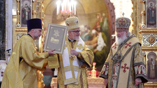 Патриарх Московский и всея Руси Кирилл и архиепископ Дубнинский Иоанн во время литургии по случаю присоединения Архиепископии западноевропейских приходов русской традиции к РПЦ в Храме Христа Спасителя в Москве. Патриарх Московский и всея Руси Кирилл и архиепископ Дубнинский Иоанн во время литургии по случаю присоединения Архиепископии западноевропейских приходов русской традиции к РПЦ в Храме Христа Спасителя в Москве.