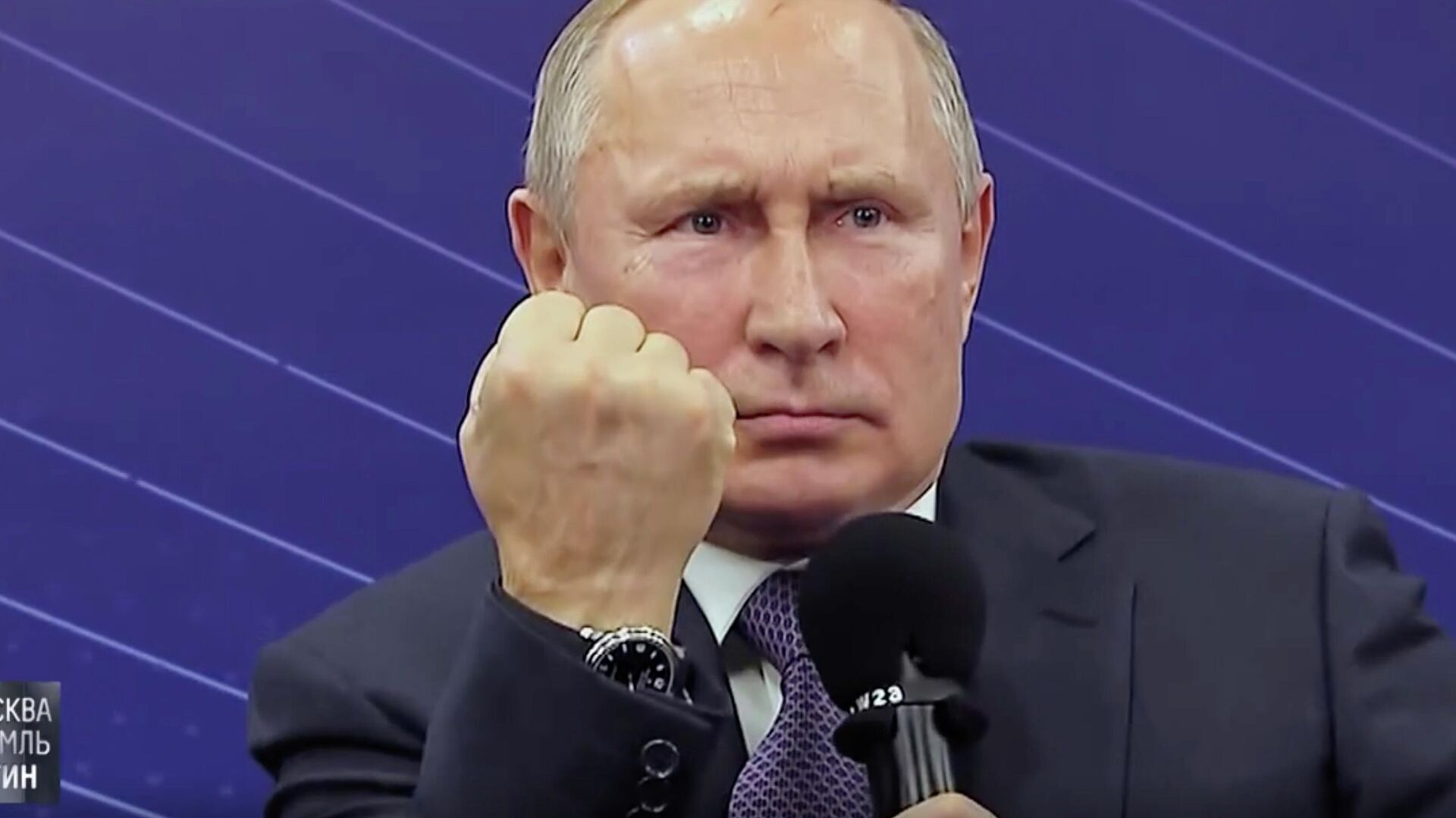 Запад угрожает россии. Путныпоказывает кулак.