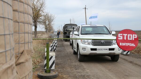 Автомобили специальной мониторинговой миссии ОБСЕ в селе Петровское в Донецкой области, где должен состояться отвод сил бойцов подразделений ДНР Автомобили специальной мониторинговой миссии ОБСЕ в селе Петровское в Донецкой области, где должен состояться отвод сил бойцов подразделений ДНР