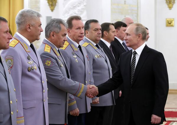 Президент РФ Владимир Путин во время встречи с группой офицеров по случаю их назначения на вышестоящие должности и присвоения высших воинских и специальных званий Президент РФ Владимир Путин во время встречи с группой офицеров по случаю их назначения на вышестоящие должности и присвоения высших воинских и специальных званий