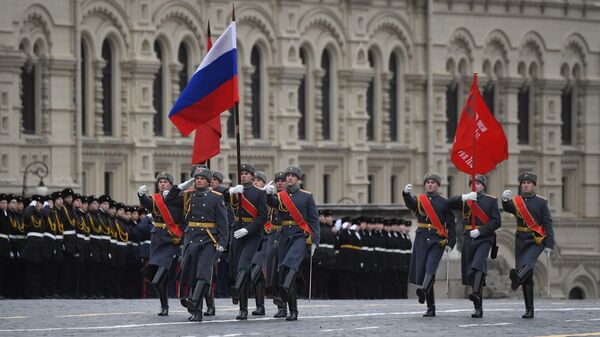 Знаменная группа во время марша, приуроченного к 78-й годовщине парада 7 ноября 1941 года на Красной площади Знаменная группа во время марша, приуроченного к 78-й годовщине парада 7 ноября 1941 года на Красной площади