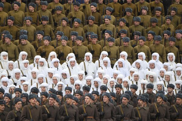 Участники марша, приуроченного к 78-й годовщине парада 7 ноября 1941 года на Красной площади Участники марша, приуроченного к 78-й годовщине парада 7 ноября 1941 года на Красной площади