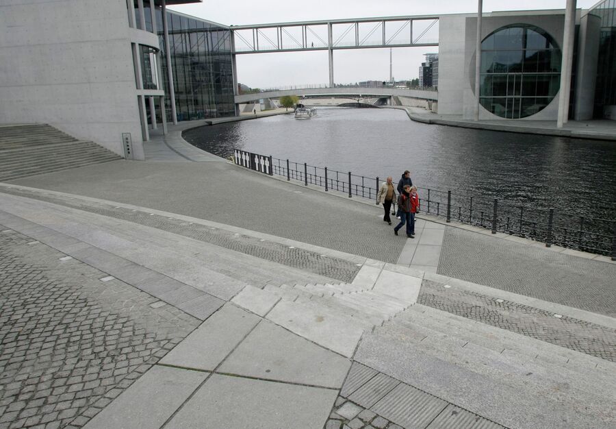 Туристы идут по историческому маршруту Berliner Mauerweg, проходящему на месте расположения Берлинской стены Туристы идут по историческому маршруту Berliner Mauerweg, проходящему на месте расположения Берлинской стены