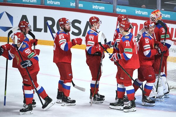 Игроки сборной России радуются победе в матче первого этапа Еврохоккейтура сезона 2019/20 Кубок Карьяла между сборными командами Швеции и России. Игроки сборной России радуются победе в матче первого этапа Еврохоккейтура сезона 2019/20 Кубок Карьяла между сборными командами Швеции и России.