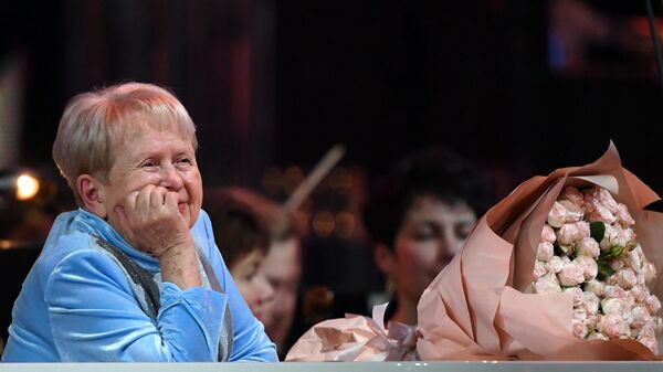 Народная артистка СССР, композитор Александра Пахмутова на концерте в честь своего юбилея на сцене Большого театра России Народная артистка СССР, композитор Александра Пахмутова на концерте в честь своего юбилея на сцене Большого театра России