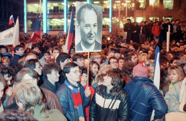 Демонстранты держат плакат Александра Дубчека. 23 ноября 1989 Демонстранты держат плакат Александра Дубчека. 23 ноября 1989