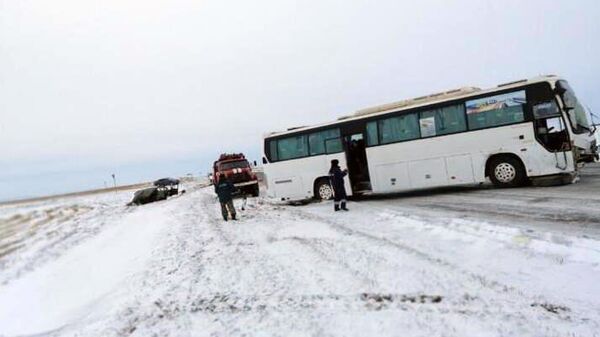Последствия ДТП на 49 километре автодороги Ачинск-Ужур-Троицкое с участием рейсового автобуса и автомобиля УАЗ Последствия ДТП на 49 километре автодороги Ачинск-Ужур-Троицкое с участием рейсового автобуса и автомобиля УАЗ