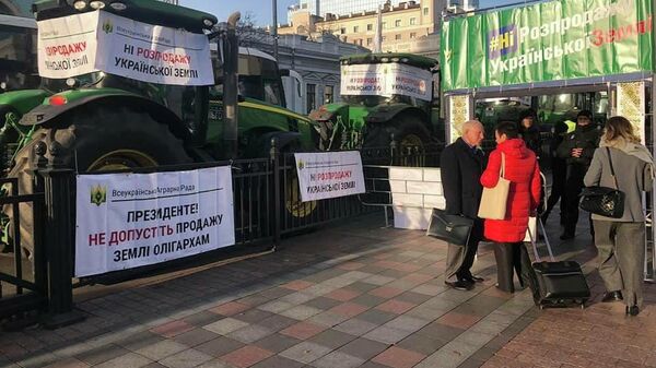 Акция против запуска рынка земли проходит возле здания Верховной рады в Киеве Акция против запуска рынка земли проходит возле здания Верховной рады в Киеве