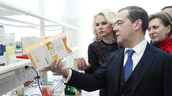 Председатель правительства РФ Дмитрий Медведев во время посещения Государственного научного центра вирусологии и биотехнологии Вектор в Новосибирске. 12 ноября 2019