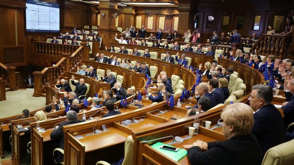 Депутаты на заседании парламента Молдавии в Кишиневе Депутаты на заседании парламента Молдавии в Кишиневе